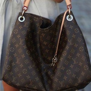 Louis Vuitton Artsy MM Monogram with charm